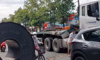 Cuộn tôn 40 tấn lao xuống đường suýt đè bẹp xe 4 chỗ đang lưu thông