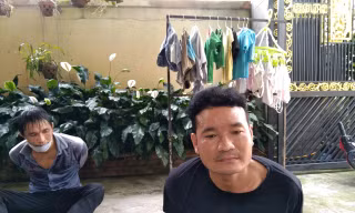 Người dân vây bắt 2 tên cướp giật sợi dây chuyền người đi đường