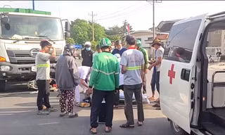 Xe máy mắc kẹt dưới đầu xe tải, người phụ nữ nằm bất động