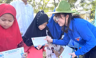Tuổi trẻ Bình Dương sửa trường, trao học bổng cho trẻ em làng Chăm