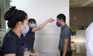  Đo thân nhiệt trước khi vào phòng làm việc