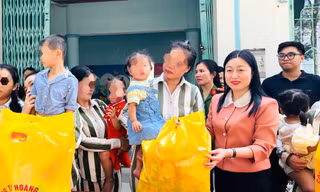 Thăm, tặng quà tết cho trẻ em ở cùng mẹ trong trại giam Bộ Công an