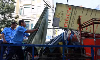 Lực lượng đô thị quận 3 đi dẹp vỉa hè. Ảnh: Thành Nguyễn.
