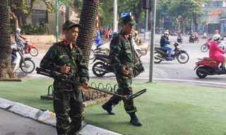 Lực lượng chức năng thực hiện biện pháp nghiệp vụ trên đường phố. 