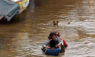 Một người phụ nữ được sơ tán khỏi vùng lũ ở Philippines do ảnh hưởng của bão Tembin. Ảnh: AFP.