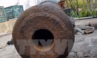 Súng thần công cổ vừa được phát hiện. Ảnh: Văn Đức/TTXVN.