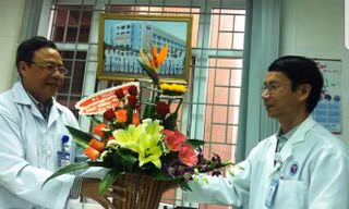 Bác sĩ Hoàng Công Truyện (bìa trái). 