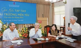 Nhà giáo ưu tú, nhà thơ Đặng Hiển tại buổi giới thiệu tập thơ Mái trường mến yêu