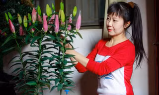 Trở về sau sân khấu Hương tươi lại là một người bình thường với cuộc sống êm đềm bên các con.
