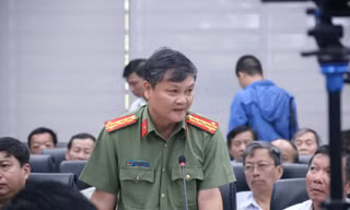 Đại tá Nguyễn Đức Dũng, Trưởng phòng Tham mưu tổng hợp Công an Tp Đà Nẵng trả lời thắc mắc của nữ nhà báo.