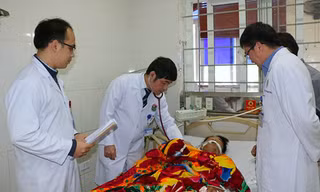 Bác sĩ đặt máy thở cho bệnh nhân Tình. Ảnh: Đ.H.