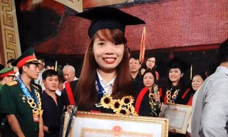 Nữ thủ khoa Bùi Thị Hà tại Lễ tôn vinh thủ khoa năm 2016 ở Văn Miếu - Quốc Tử Giám. Ảnh: NVCC.