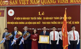 Bệnh viện Nhân dân 115 vinh dự đón nhận Huân chương Lao động hạng Nhất