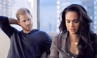 Harry đau đớn khi Meghan tháo nhẫn đính hôn
