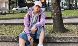 Sơn Tùng uống cà phê bệt ở Nhà thờ Đức Bà