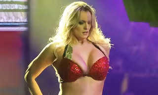 Nữ diễn viên phim 18+ kiếm bộn tiền sau khi ông Trump hầu tòa