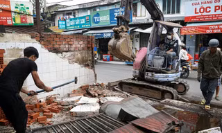 Người dân giao mặt bằng để mở rộng đường, giảm kẹt xe mưa ngập ở TPHCM