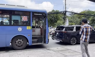 Xe buýt tông nhiều ôtô dừng đèn đỏ