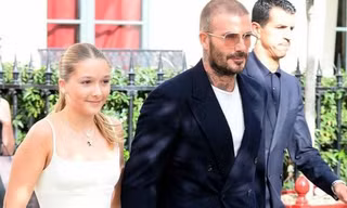 Beckham nắm chặt tay con gái 12 tuổi đi xem show
