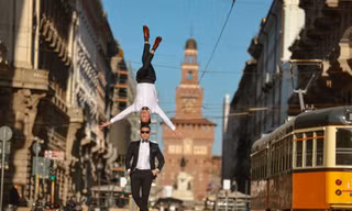 Quốc Cơ - Quốc Nghiệp chồng đầu đi trên đường phố Italy sau khi lập kỷ lục thế giới