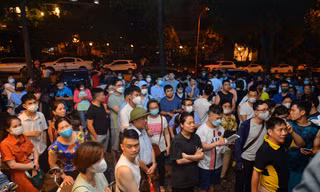 Câu chuyện xếp hàng mua nhà ở xã hội và cam kết của nhiều đời Bộ trưởng Xây dựng