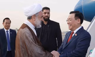 Chủ tịch Quốc hội đến thủ đô Tehran, bắt đầu thăm chính thức Iran