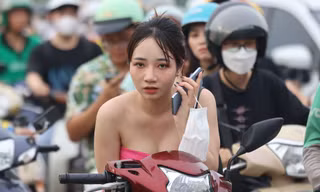 40 cảnh sát giao thông phân luồng, biển người mắc kẹt ở Mỹ Đình, gần như không thể di chuyển