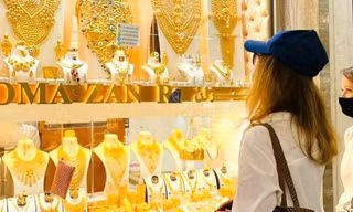 Vì sao giá vàng thế giới giảm mạnh nhất trong 8 tháng?