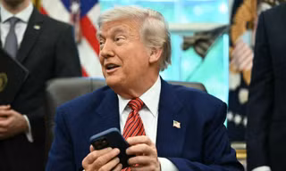 Ông Trump đe dọa khiến Apple, Samsung 'đứng ngồi không yên'