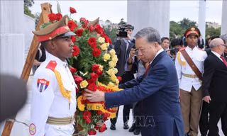 Tổng Bí thư, Chủ tịch nước đặt vòng hoa tại Đài tưởng niệm Anh hùng dân tộc Jose Marti