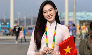 Hoa hậu Đỗ Thị Hà mặc áo dài diễu hành trước 28.000 người tại Nga