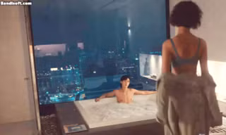 Ác nữ để lộ toàn bộ vòng ngực trên phim của Song Hye Kyo