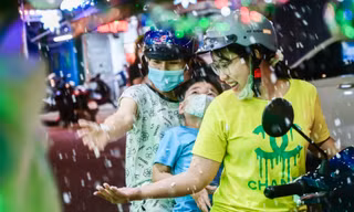 Người dân TPHCM hào hứng với 'mưa tuyết' ở nhà thờ trước thềm Giáng sinh