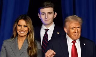 Barron Trump lần đầu cười