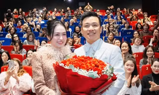 Showbiz 27/2: Ảnh Tuấn Hưng bao rạp, kéo họ hàng xem 'Đào, phở và piano'