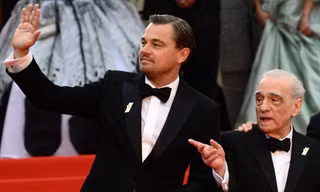 Leonardo DiCaprio 50 tuổi vẫn gây sốt thảm đỏ kèm 9 phút vỗ tay