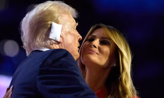 Ảnh ông Trump hôn vợ gây sốt