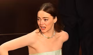 Louis Vuitton bị chế giễu là hàng chợ vì váy Emma Stone mặc bị rách ở Oscar