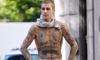 Justin Bieber cởi trần, lộ hình xăm kín người xuống phố