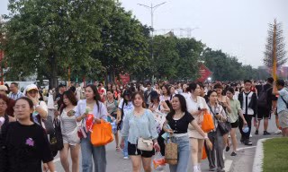 Biển người đổ về Hưng Yên