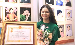 Nữ ca sĩ trẻ nhất đi nhận danh hiệu NSND