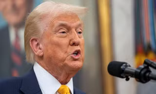 Lệnh áp thuế của ông Trump làm ‘dậy sóng‘ vàng, tiền tệ
