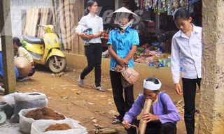 Cụ bà 100 tuổi vẫn 'ùng ục' rít thuốc lào