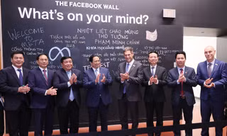 Thăm trụ sở Facebook, Thủ tướng Phạm Minh Chính trải nghiệm công nghệ thực tế ảo