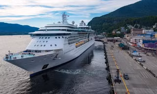 Gần 100 người mắc bệnh trên du thuyền Royal Caribbean