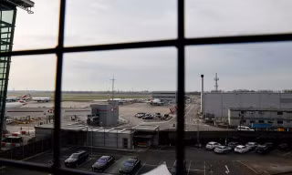 Sự tệ hại của sân bay Heathrow trong vụ hỏa hoạn, mất điện toàn diện 