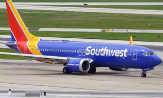 Hành khách hoảng loạn rời máy bay Southwest Airlines
