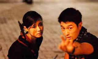 Johnny Trí Nguyễn khổ luyện cùng diễn viên. Ảnh: NVCC