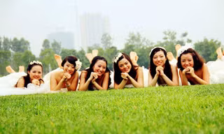 Nữ sinh mừng tốt nghiệp bằng…váy cưới