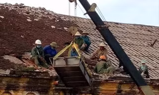 Đang hạ giải Nhà thờ Bùi Chu. Ảnh: B.C